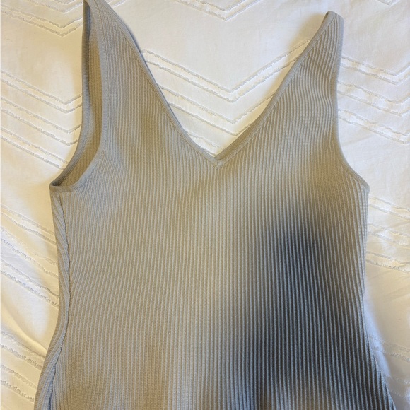 Aritzia Babaton Sculpt Knit V-Neck - Picture 1 of 3